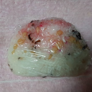 桜でんぶ塩昆布天かすのおにぎり